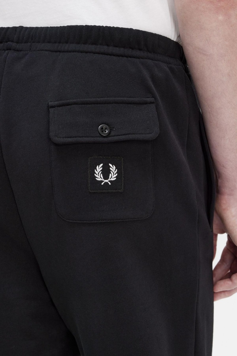 Fred Perry Badge Detail Track Pants Hosen Herren Schwarz | CHCVG25018