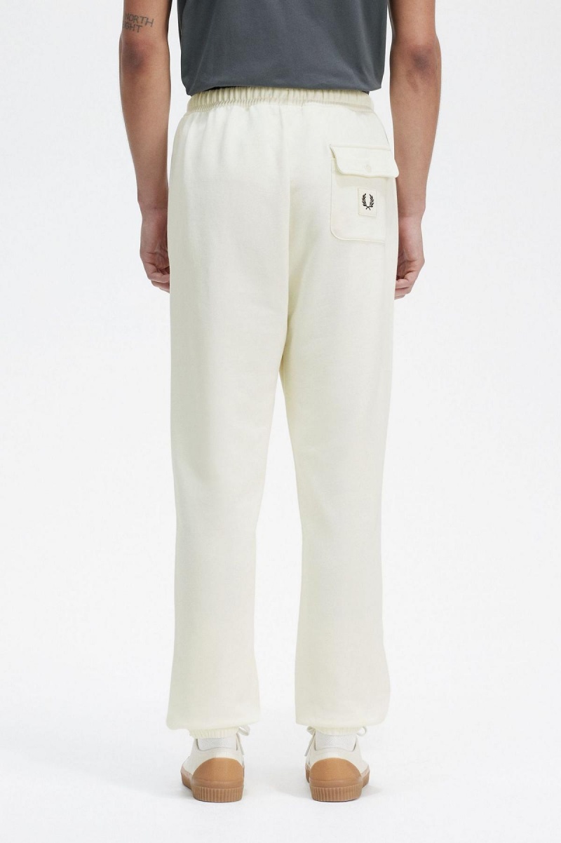 Fred Perry Badge Detail Track Pants Hosen Herren Ecru | CHCVG73854