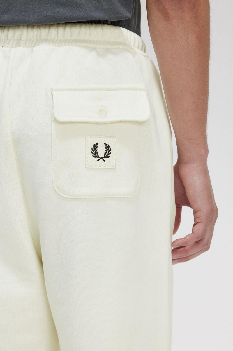 Fred Perry Badge Detail Track Pants Hosen Herren Ecru | CHCVG73854